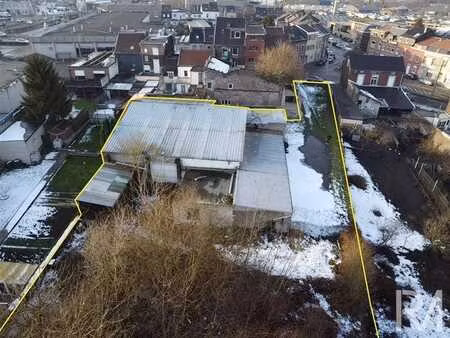 entrepôt de 350m² (toiture non isolée) avec 9garages et ter