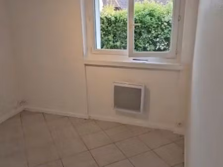 à louer – appartement 25 m² en rez-de-chaussée à ivry-la-bataille