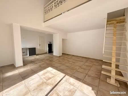 nîmes centre ville - maison rénovée t3 + mezzanine et jardin