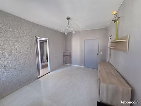 loue appartement 1 chambre  1 bureau avec place de parking couverte