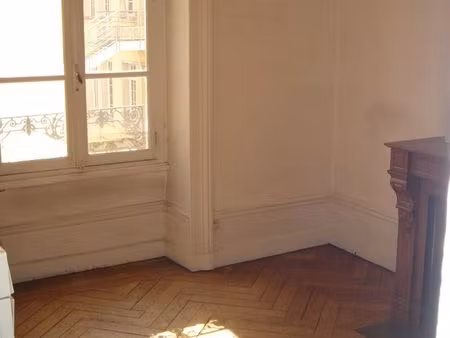 bel appartement rénové de caractère  traversant  brotteaux