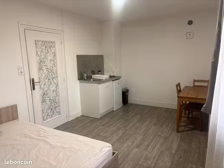 studio avec kitchenette + sdb commune (eau  gaz  électricité)