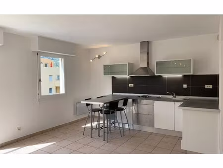 location appartement  m² t-1 à carros  691 €