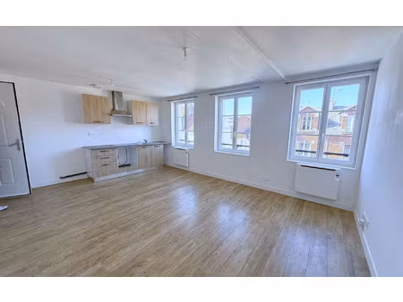 location appartement  m² t-3 à la fère  540 €