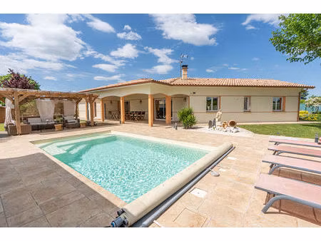 maison en très bon état - 5 chambres - parcelle arborée de 1 994m²
