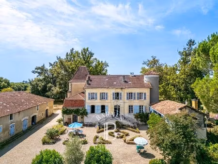 hagetmau   château du xvii ème avec dépendances sur 3 ha