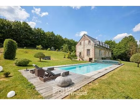 manoir d'exception rénové et sa piscine nichés dans un parc