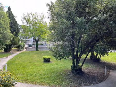t1 avec terrasse et parking à proximité du mopa et de l'iut