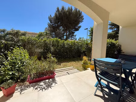 * bord de mer * plage & commerces * rez-de-jardin * appartement 2 pièces * (83430) saint m