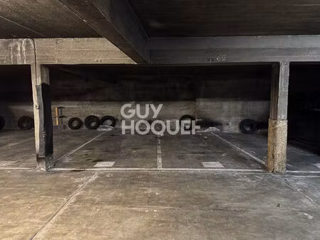 stationnement sécurisé en sous-sol : 17 rue du coq français.