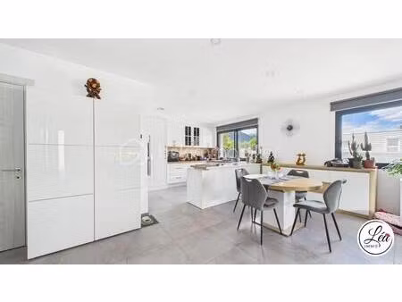 une maison de plain-pied moderne  lumineuse et prête à vous accueillir