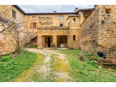 maison en pierres dorées à rafraîchir avec jardin et cave voûtée