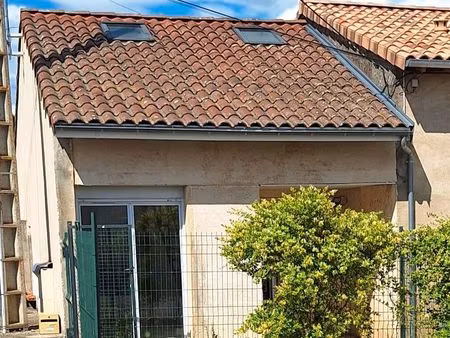 t2 dans maisonnette