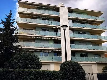 loue cave proche mairie annexe dans immeuble de standing