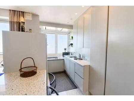 ruim appartement met 3 slaapkamers  2 badkamers en fantastisch zicht op de zee en de pier.