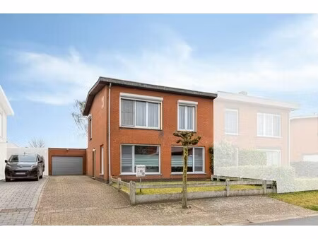 halfopen bebouwing te koop met vier slaapkamers.