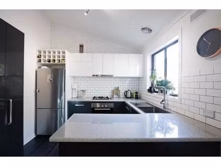**rare t2 avec magnifique jardin dans residence luxueuse à seulement 600 mètres de la gare