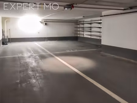 grand box fermé de 80 m² avec borne de recharge et 4 places de parking