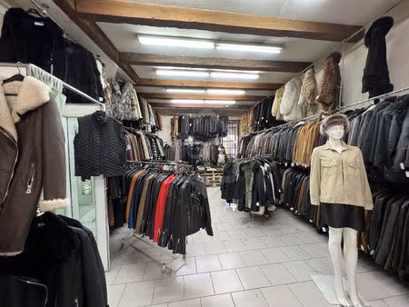 murs commerciaux de 134 m² + 118 m² de réserve à marseille 13001 cinq avenues