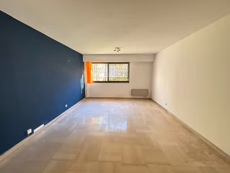 location local commercial  56.61m²  nice