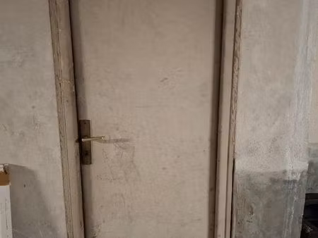 loue cave angle rue assalit/ rue lepante