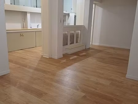 loue logement 100m2 avec balcon 600e