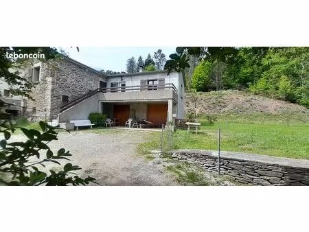 maison individuelle en pleine verdure