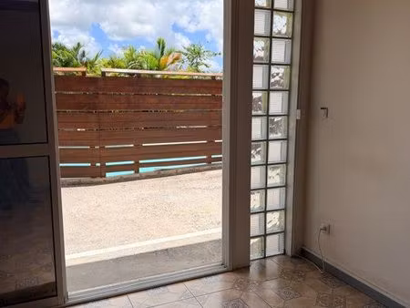 f3 à louer avec piscine
