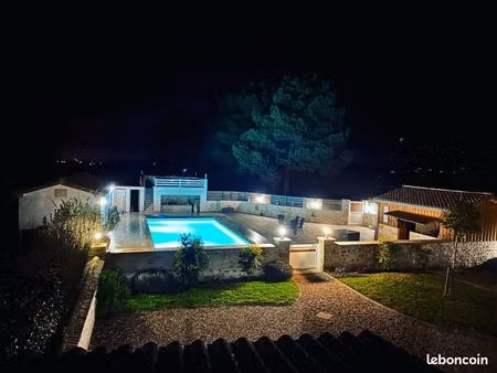maison mitoyenne avec piscine au sel et parking  entièrement privatisé et clôturé