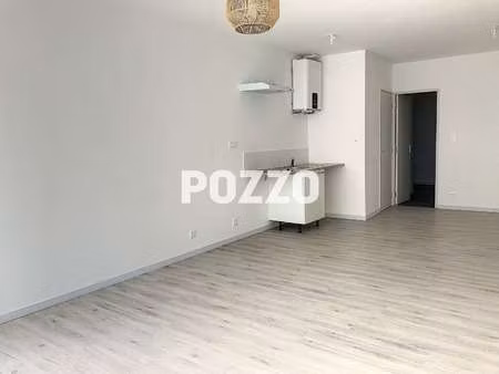 location appartement 2 pièces à saint-hilaire-du-harcouët (50600) : à louer 2 pièces / 44m