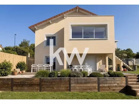 maison entierement renovee avec garage et vue panoramique.