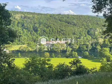 localisation idéale pour une maison jumelée en très bon état..