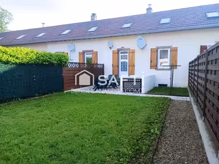 maison jumelée en très bon état..