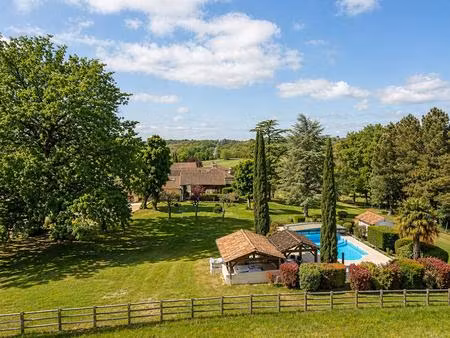 a vendre  superbe propriété en pierre de 245 m² habitable située à bussac 24350