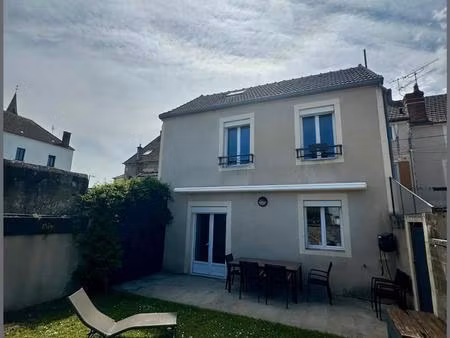maison de ville avec 3 chambres et jardin privé.