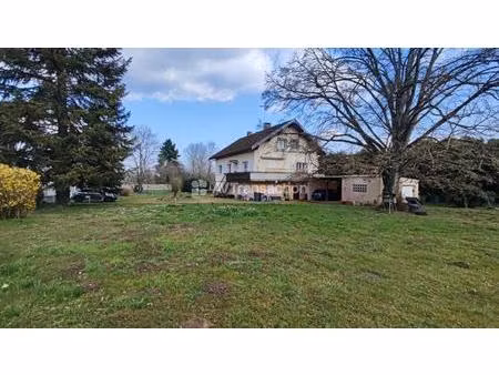 maison isolée avec vaste terrain à port savoyeux