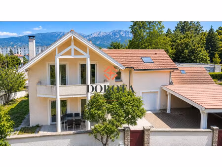 maison d'architecte au fort potentiel avec jardin