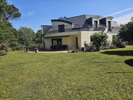 très belle contemporaine dans un quartier résidentiel
