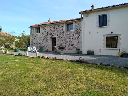 maison de campagne en pierre avec 4 chambres et jardin
