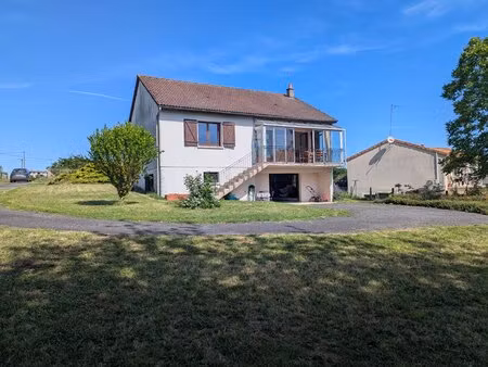 très bien situé - pavillon sur sous-sol de 2 chambres à quelques pas de montmorillon