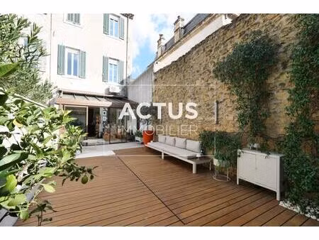 maison de ville avec piscine au cœur de salon de prove