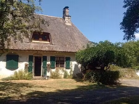 maison en pierres   couverte en chaumes sur 7265 m² de terrain