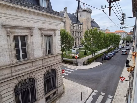 appartement t2 en résidence sécurisée  face hôtel de ville  proche tous commerces et trans
