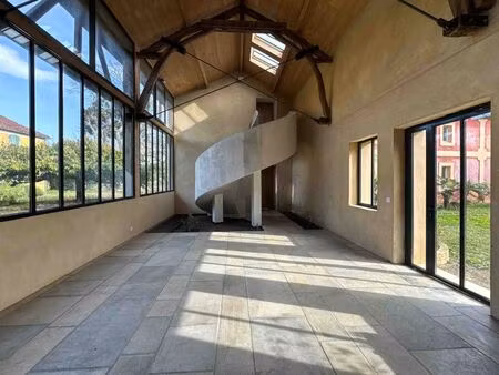 ensemble immobilier empreint de charme  d'authenticité et d'une élégance discrète.