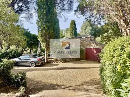 a pied de la plage de gigaro: mas en pierres  4 chambres  piscine: viager occupé  dame de.