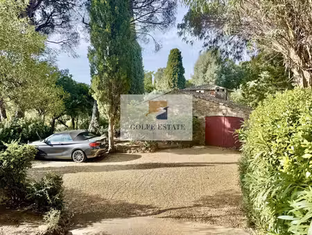 a pied de la plage de gigaro: mas en pierres  4 chambres  piscine: viager occupé  dame de.