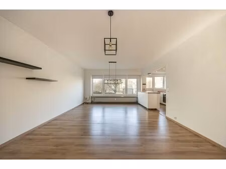 instapklaar  lichtrijk appartement met terras en staanplaats