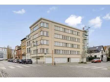 gerenoveerd appartement met 1 slaapkamer en garage