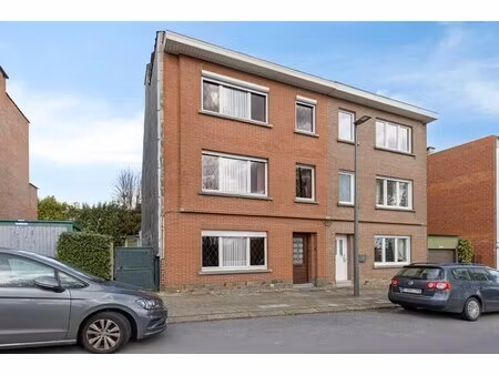 ruime te renoveren tweegevelwoning op gunstige locatie