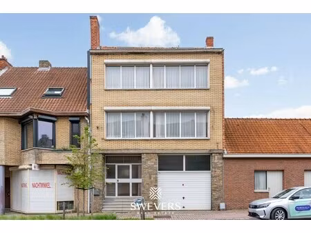 woning met 4 slaapkamers en ruime garage in het centrum